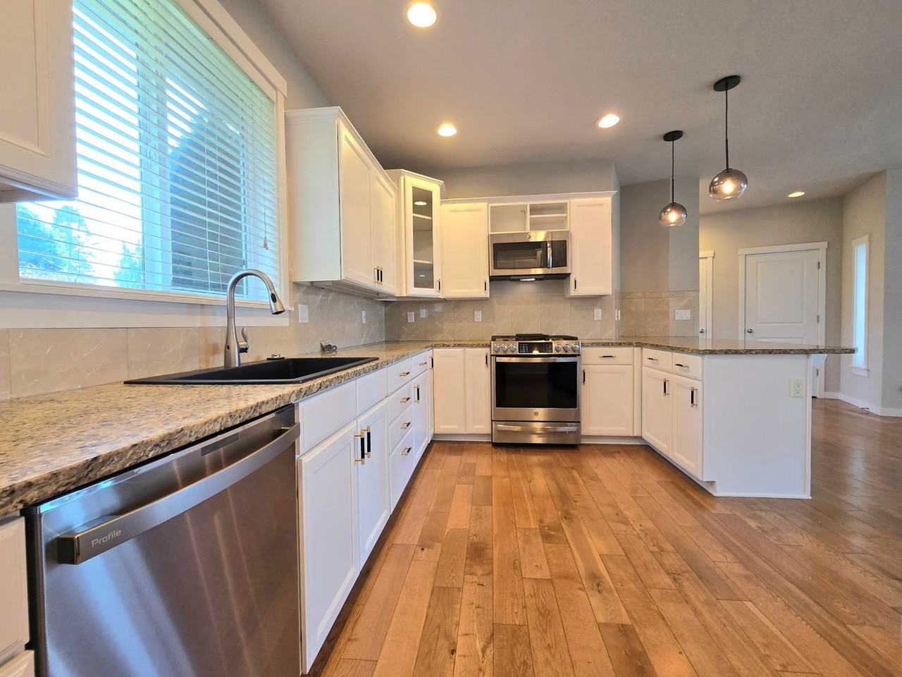 11017 18th St Ne - Photo 5 of 22