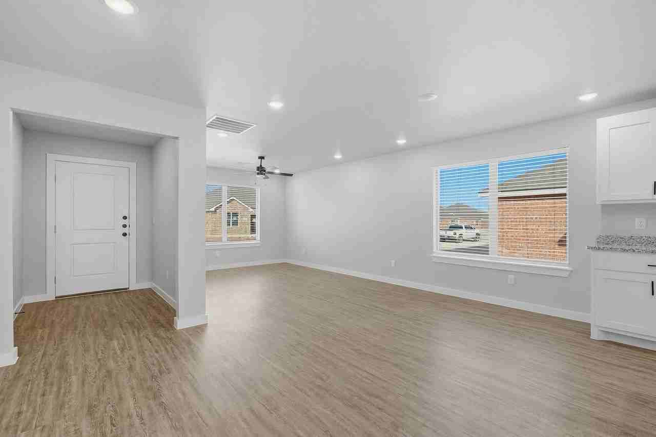 3057 Glennster St - Photo 3 of 27