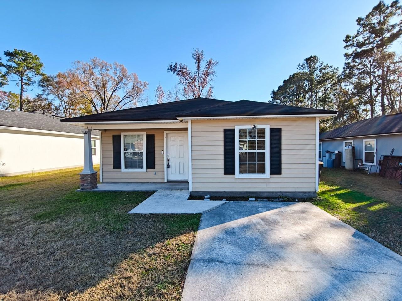8444 Hewitt St - Photo 2 of 43