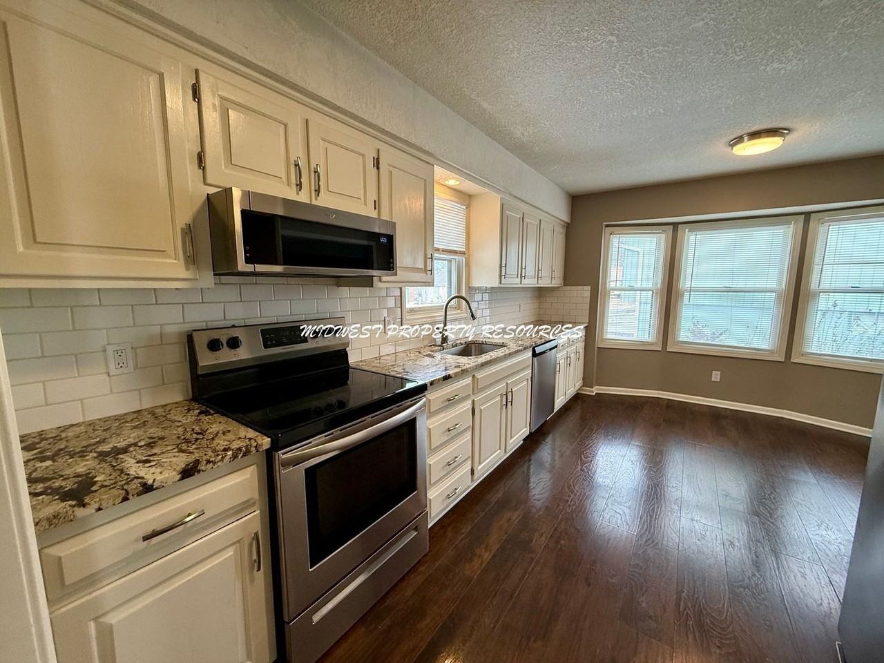 2025 Ne Knollbrook St - Photo 3 of 24