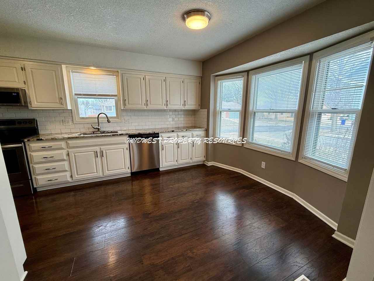 2025 Ne Knollbrook St - Photo 5 of 24