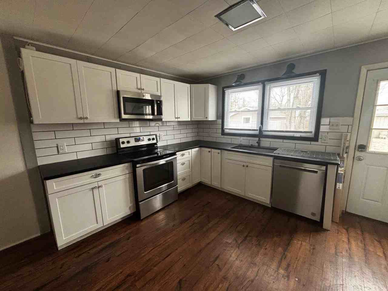 1104 Pierre St - Photo 4 of 15