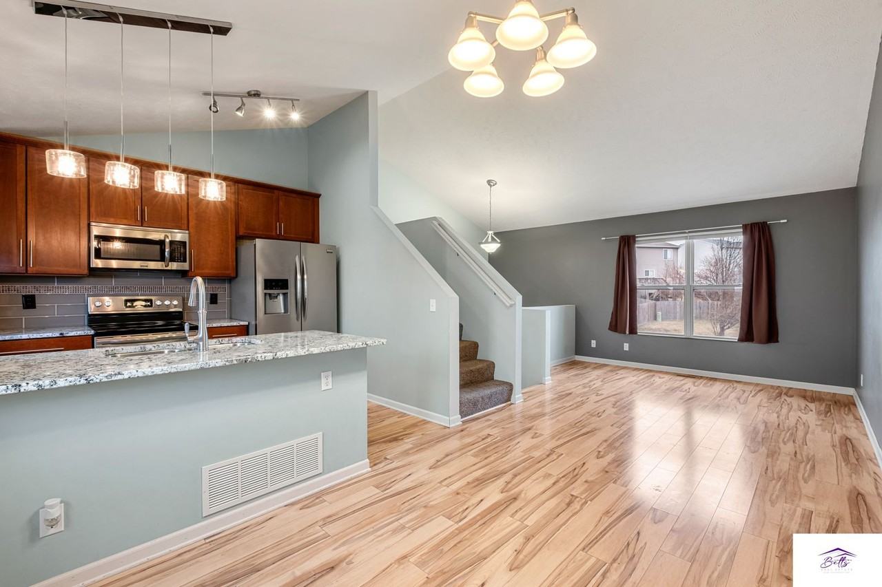 15828 Blackwalnut St - Photo 2 of 19