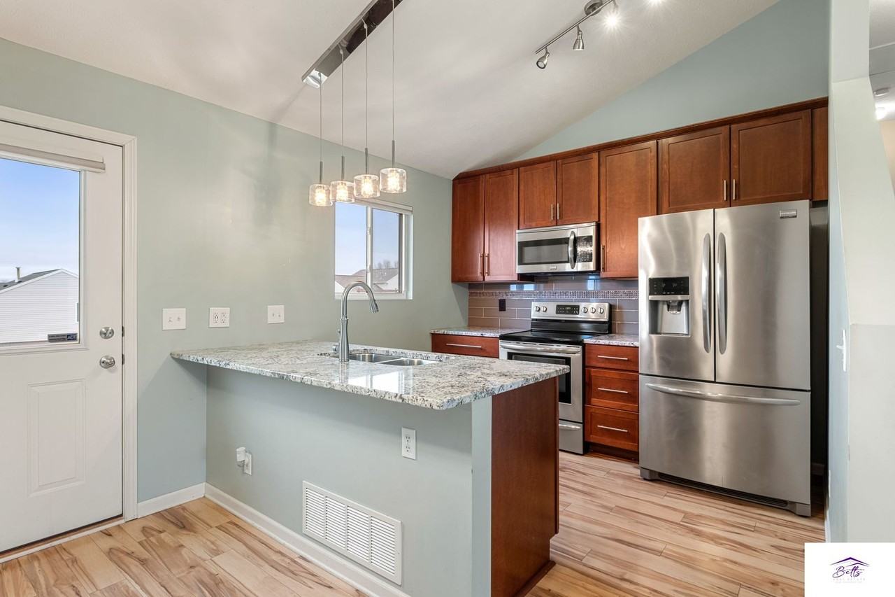 15828 Blackwalnut St - Photo 4 of 19