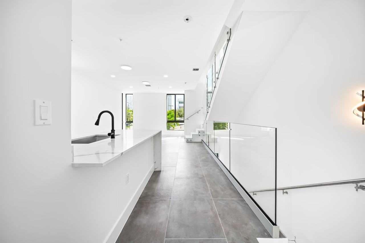 526 Sw 2nd St - Photo 4 of 32