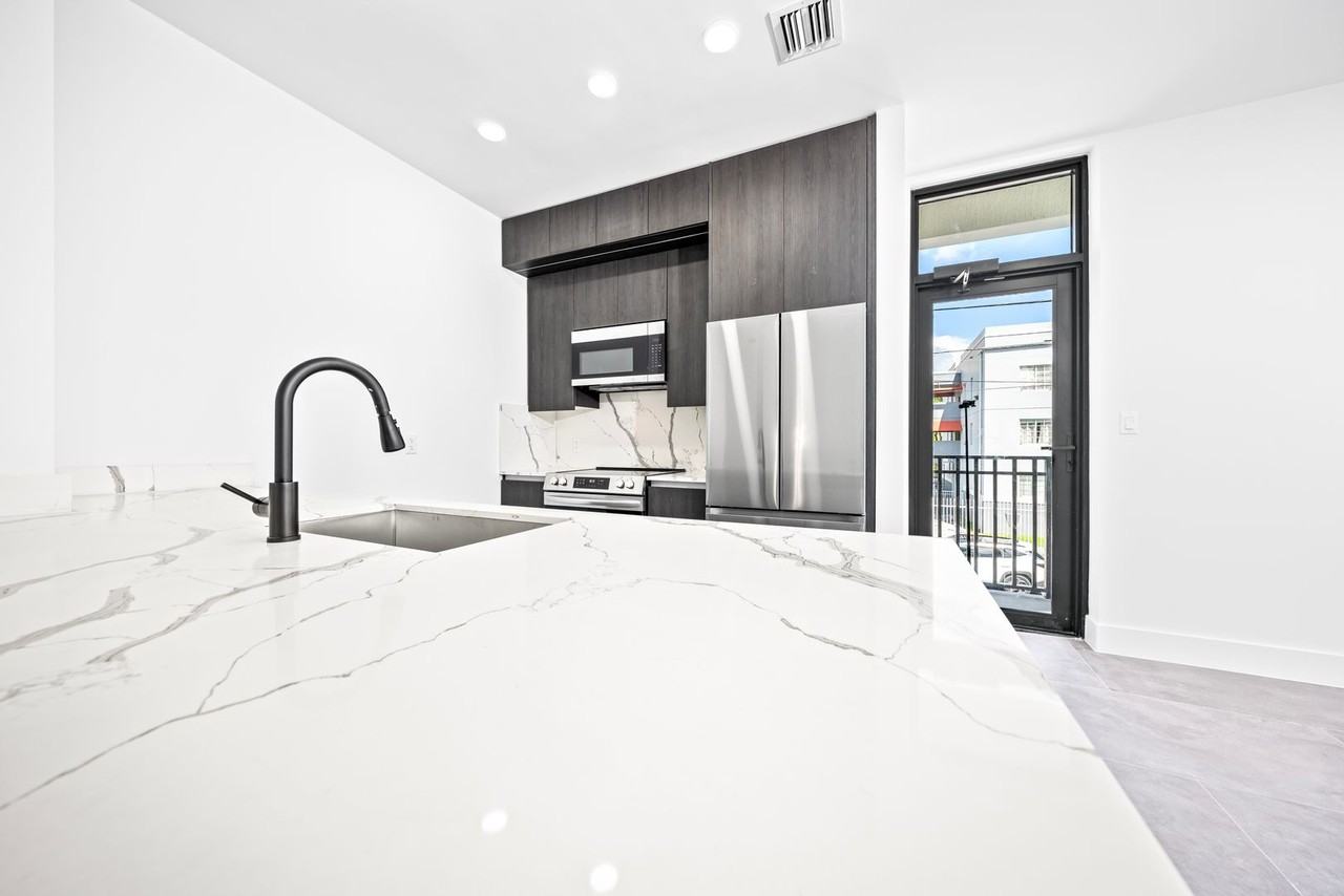 526 Sw 2nd St - Photo 5 of 32