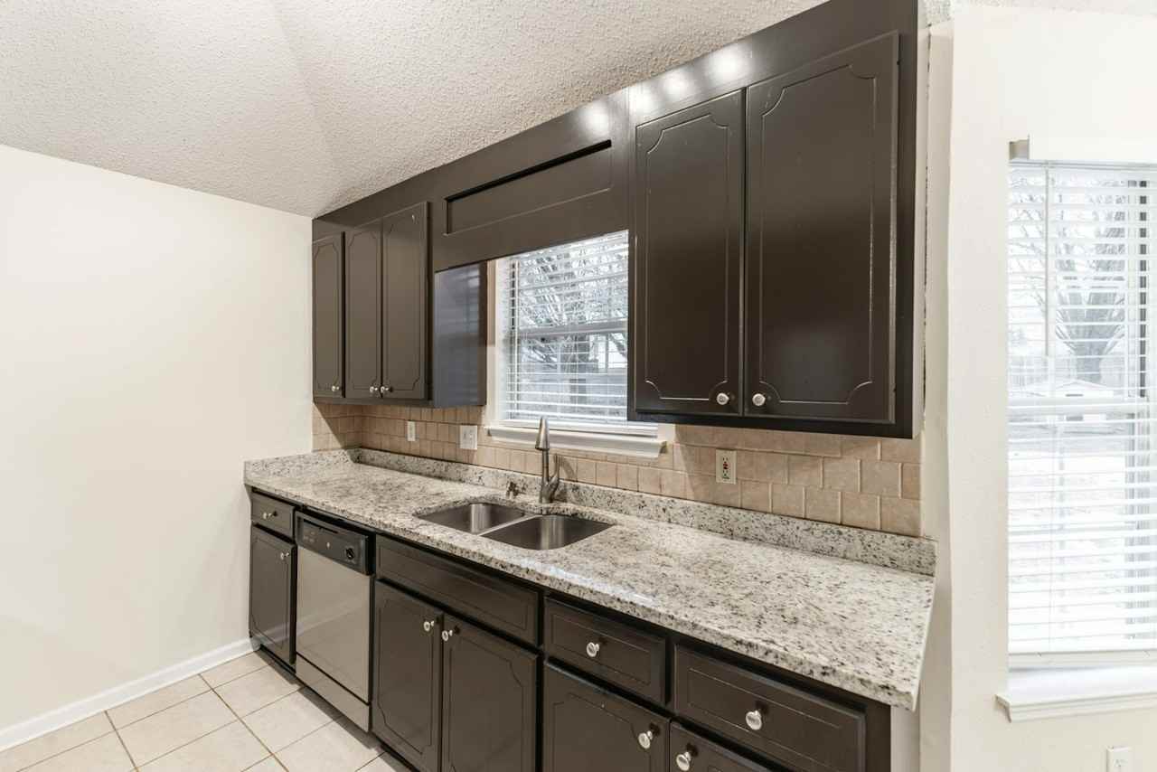 102 Vistawood Court - Photo 2 of 28