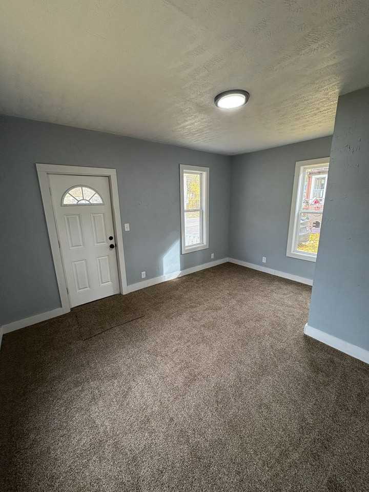 453 Tremont Ave Se - Photo 3 of 12