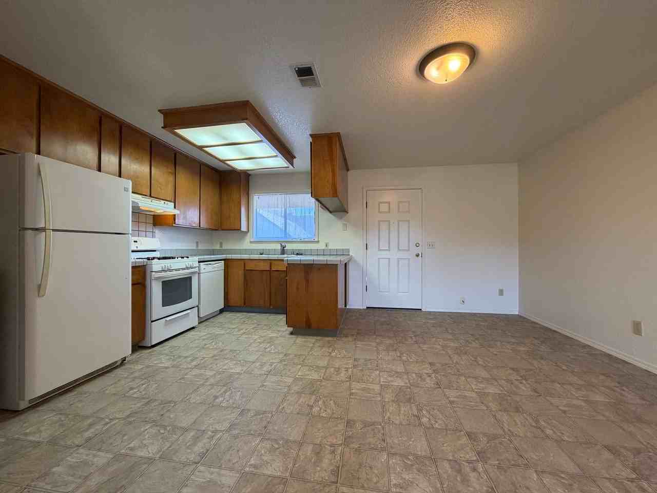 2304 Arbutus St - Photo 3 of 14