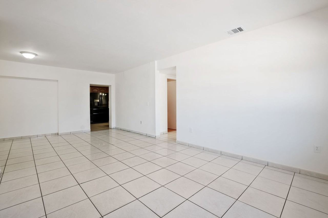 1531 Nw 34th Ave - Photo 3 of 21