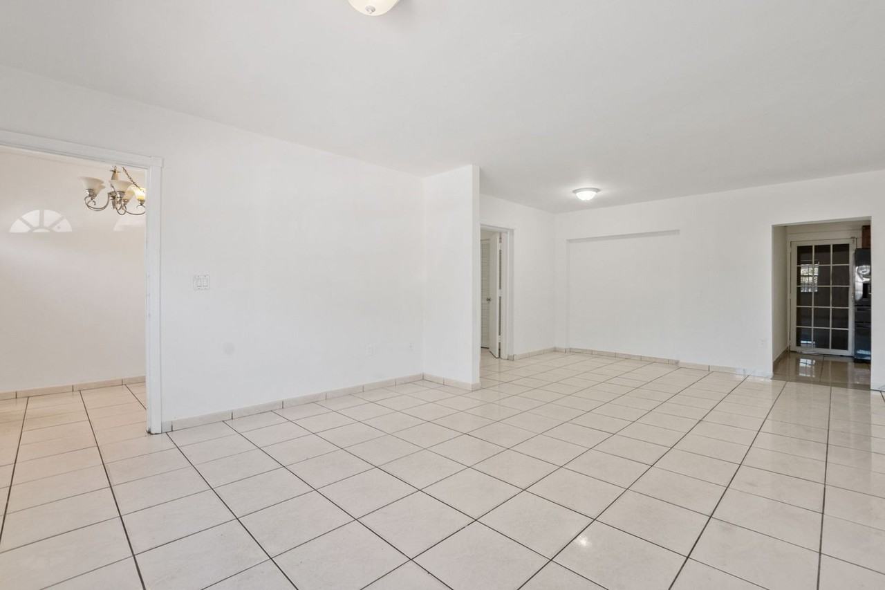 1531 Nw 34th Ave - Photo 4 of 21