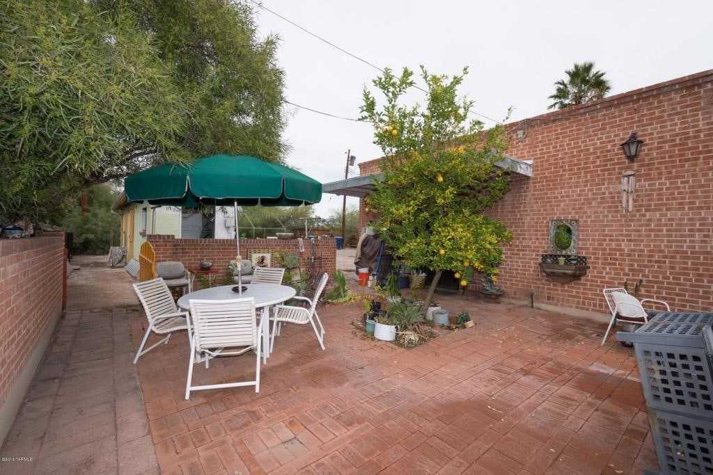 2915 East 10th Street - Photo 4 of 11