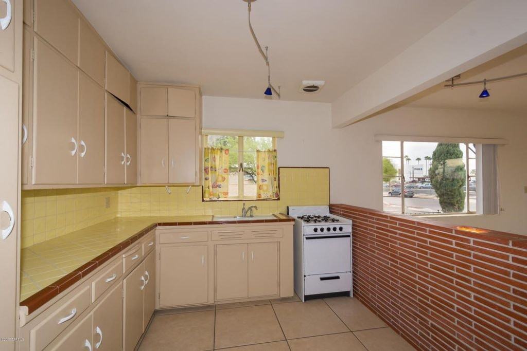 2915 East 10th Street - Photo 5 of 11