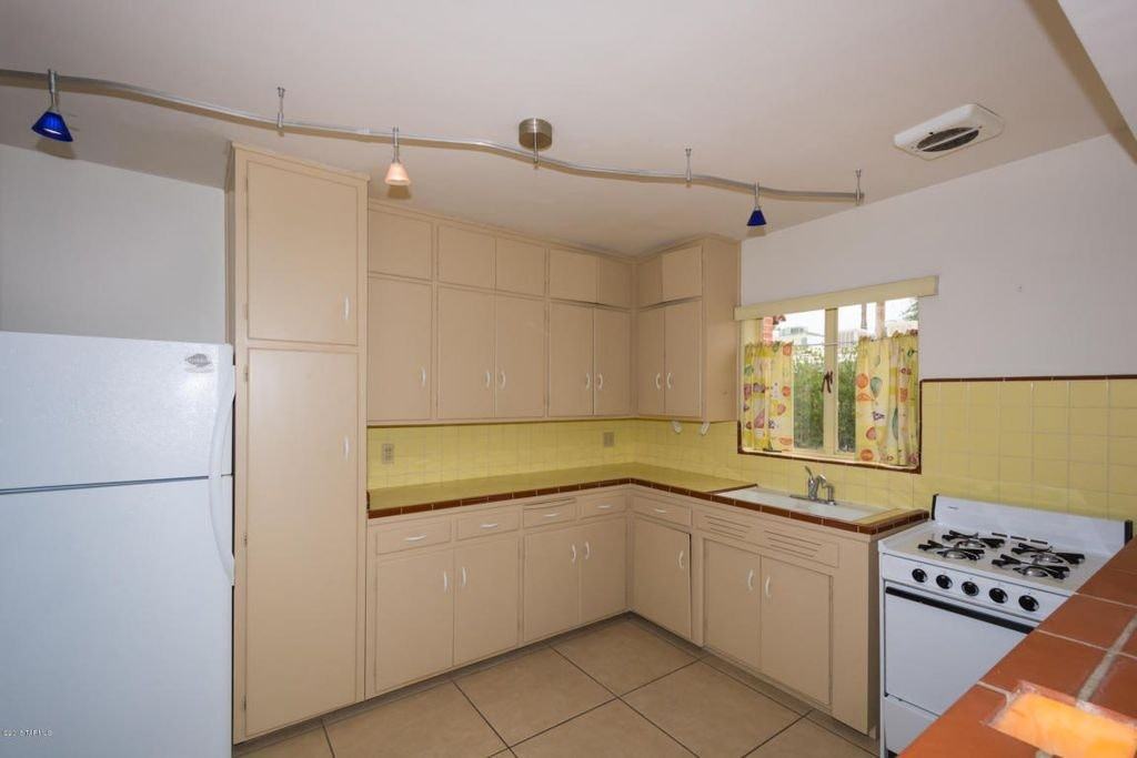 2915 East 10th Street - Photo 6 of 11