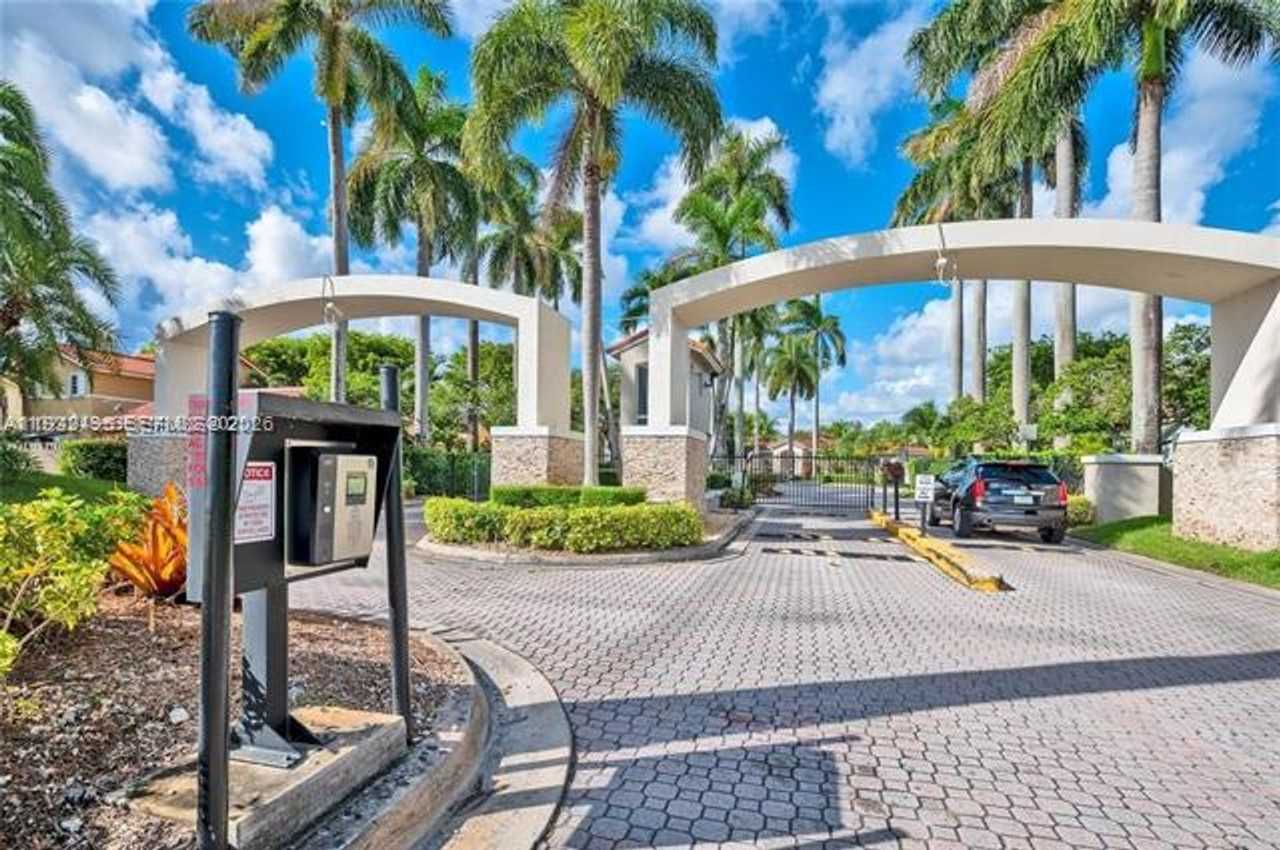 13929 13929 SW 102 Nd Ter th 13929 - Photo 3 of 26