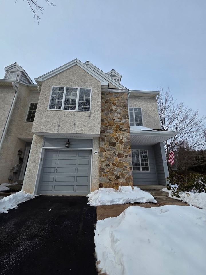 555 W Saxony Dr - Photo 2 of 27