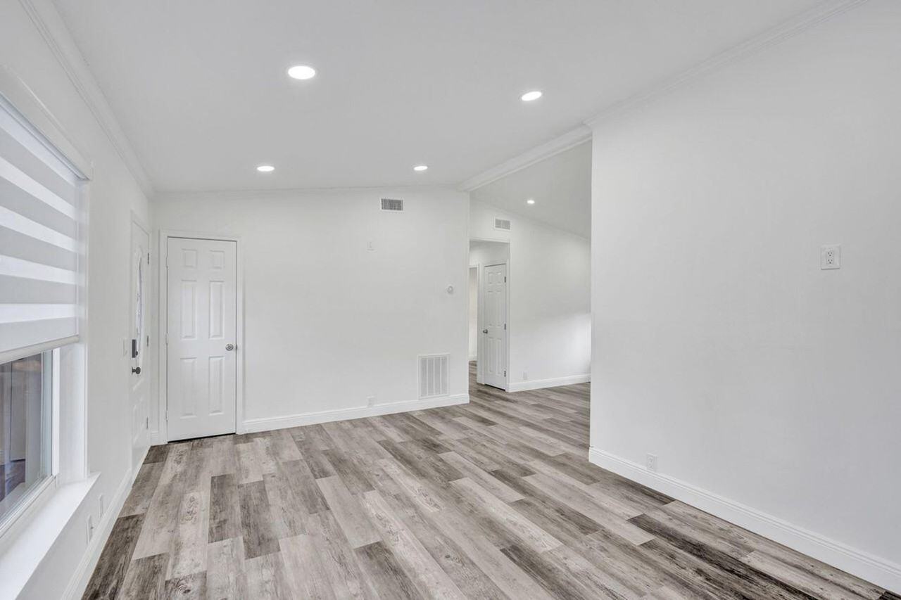 229 Sw 1st Ave - Photo 7 of 38