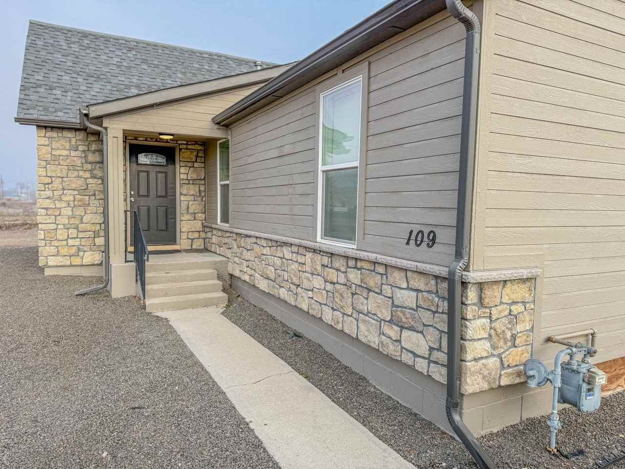 109 E Belmont St - Photo 4 of 22