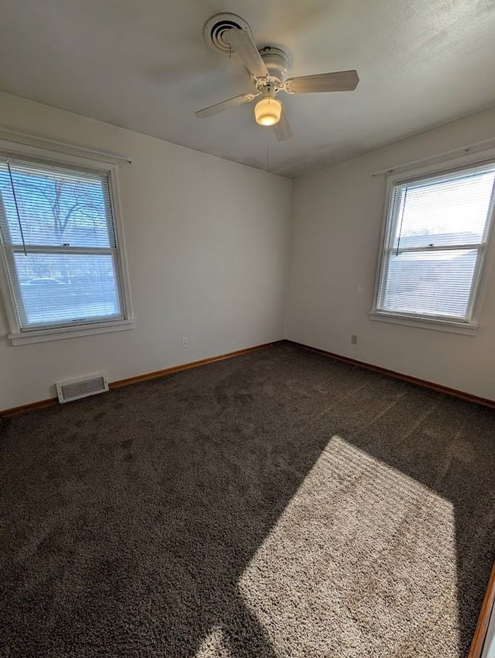 1231 Sycamore St - Photo 2 of 12