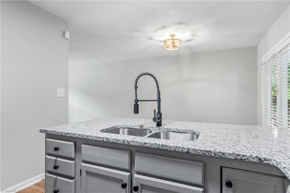 1326 Cushing Street - Photo 4 of 22