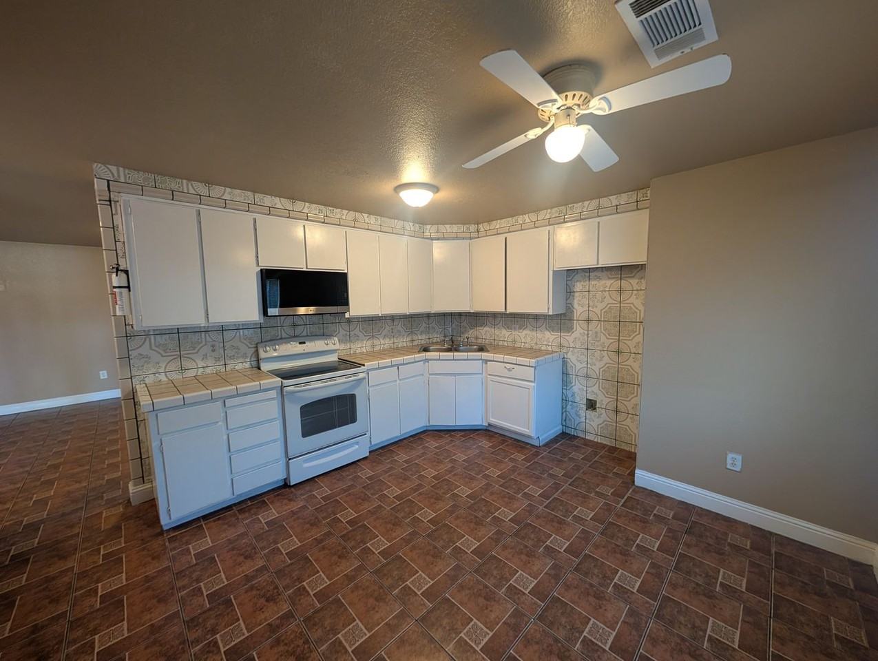 930 E Linwood Ave - Photo 3 of 12