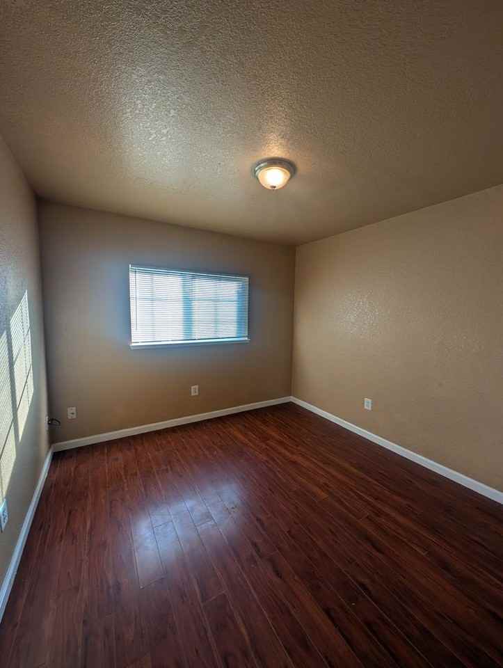 930 E Linwood Ave - Photo 6 of 12