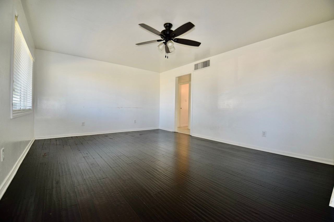 1043 W 6th St - Photo 4 of 22