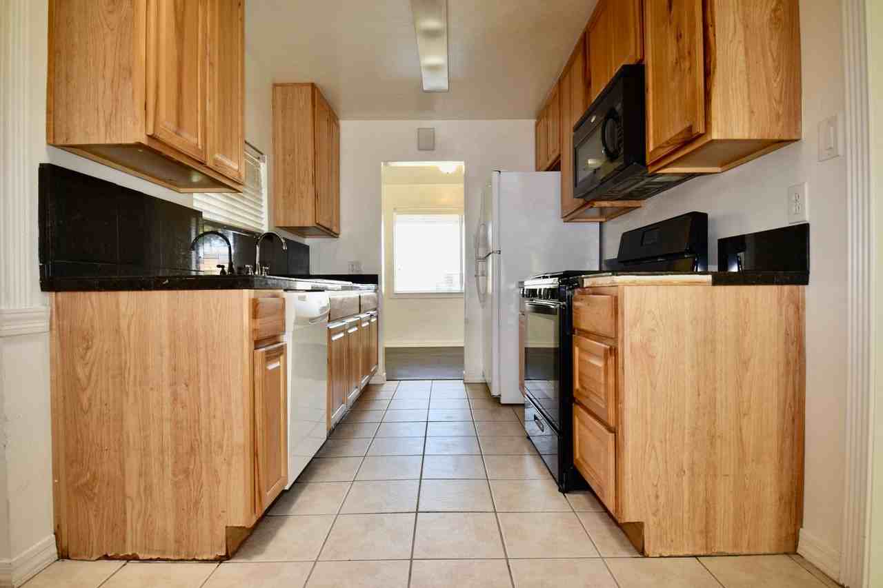 1043 W 6th St - Photo 6 of 22