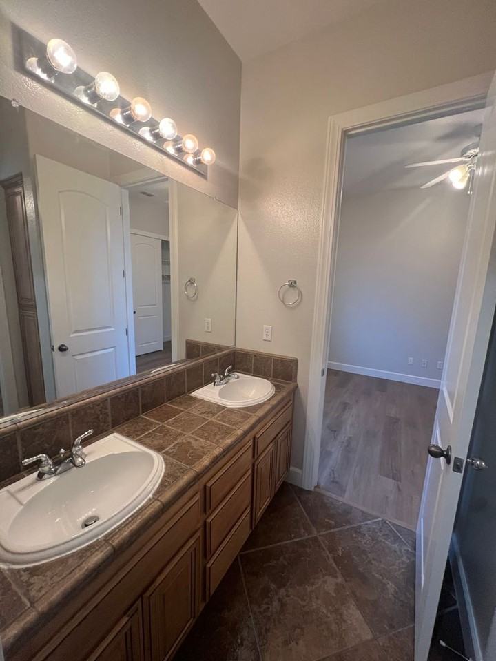 721 Bluestone Cir - Photo 3 of 3