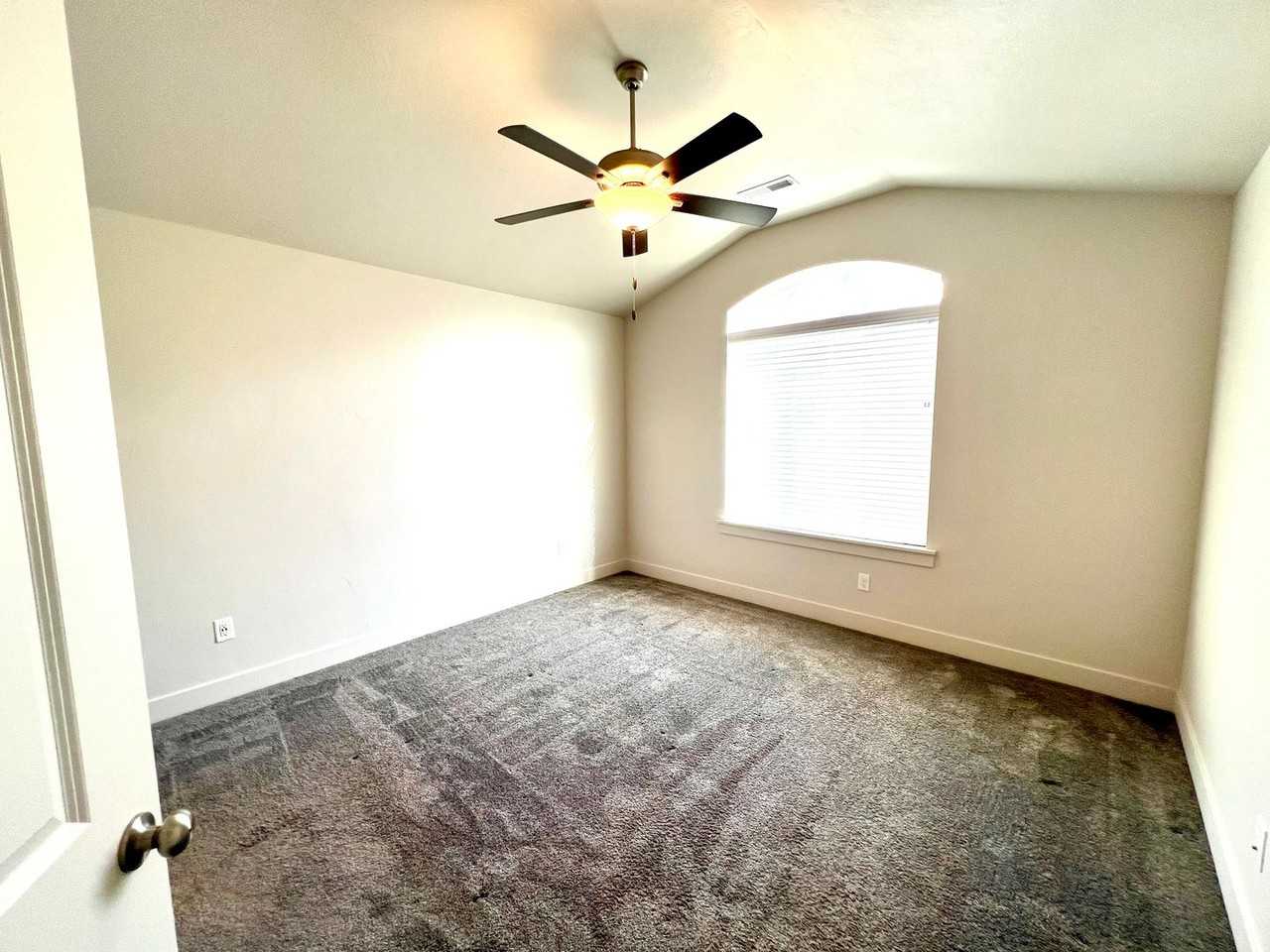 1022 S 1010 E - Photo 6 of 11