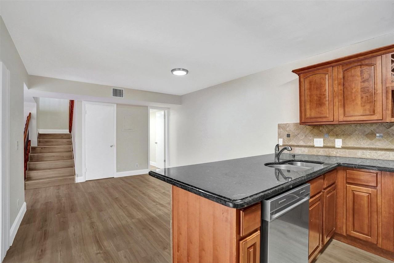 4872 Nw 95th Ave - Photo 3 of 21