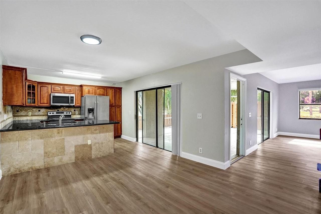 4872 Nw 95th Ave - Photo 5 of 21