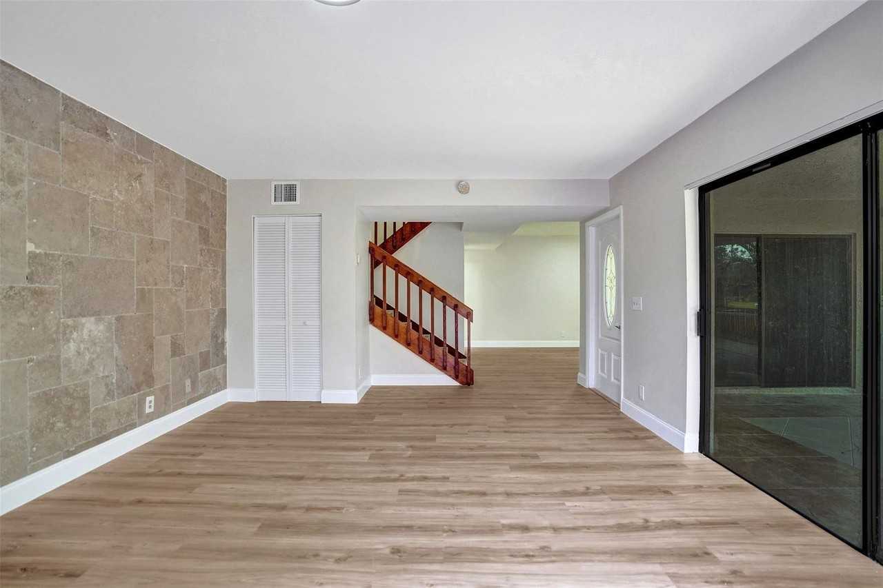 4872 Nw 95th Ave - Photo 6 of 21