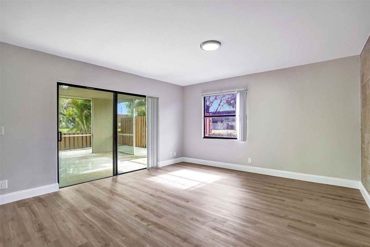 4872 Nw 95th Ave - Photo 7 of 21