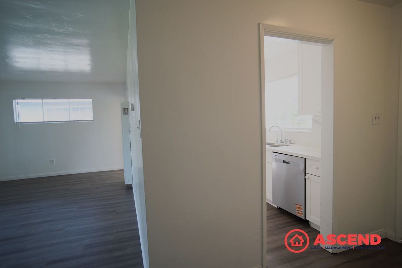 1912 Lacey St - Photo 4 of 19