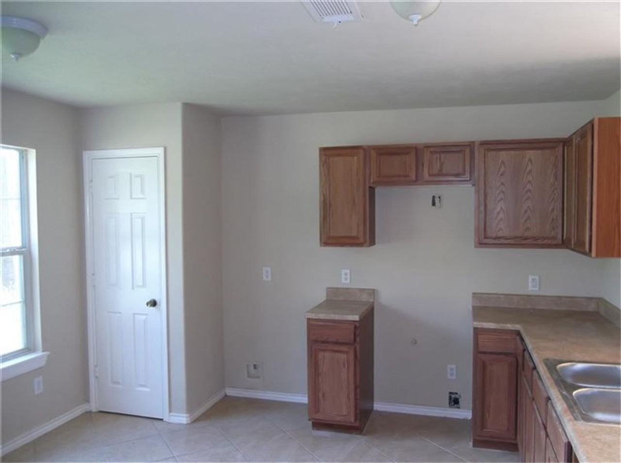 2627 Desoto Square Dr - Photo 5 of 20