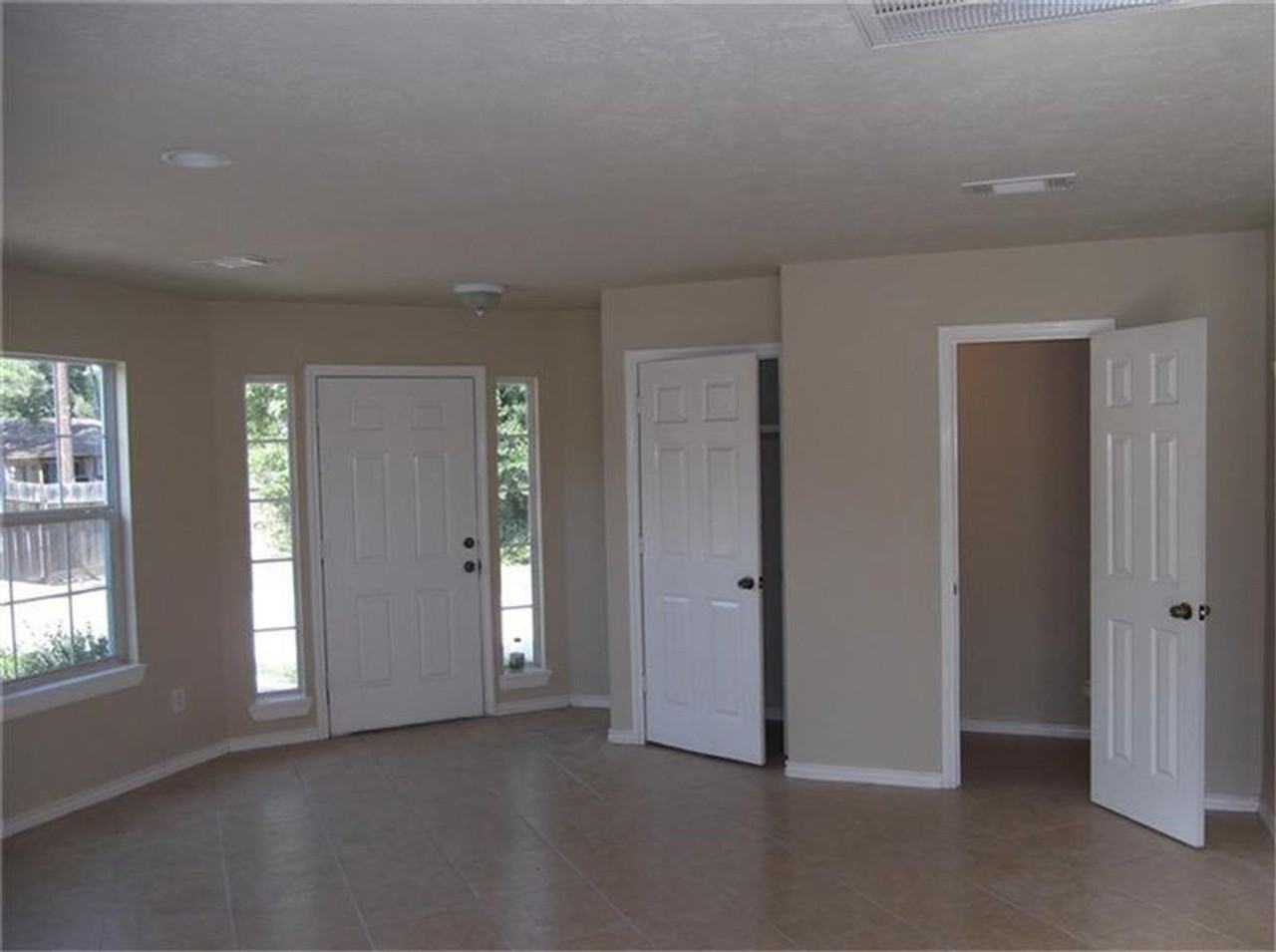 2627 Desoto Square Dr - Photo 6 of 20