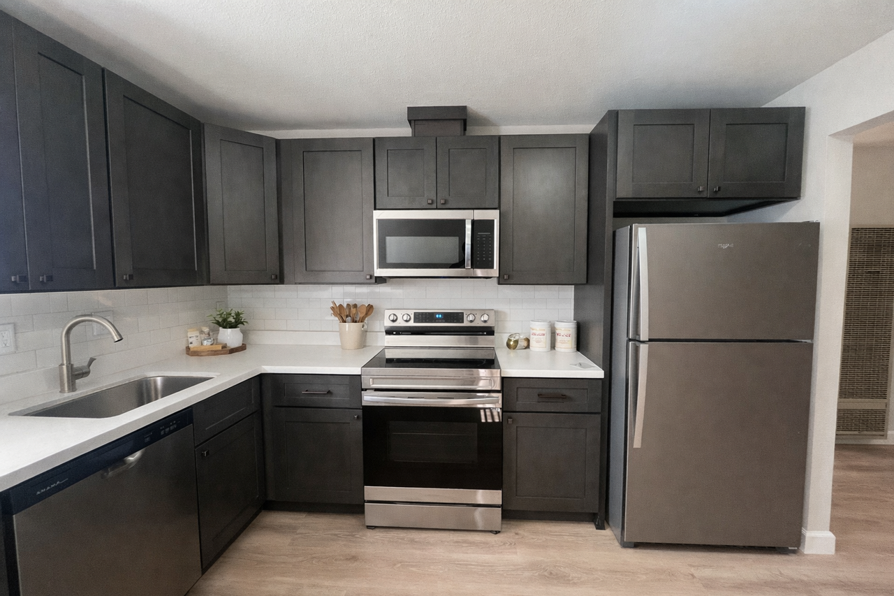 635 Adams St - Photo 5 of 20