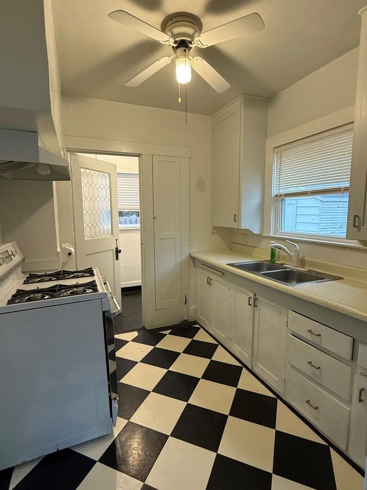 1813 Beverly Way - Photo 6 of 12