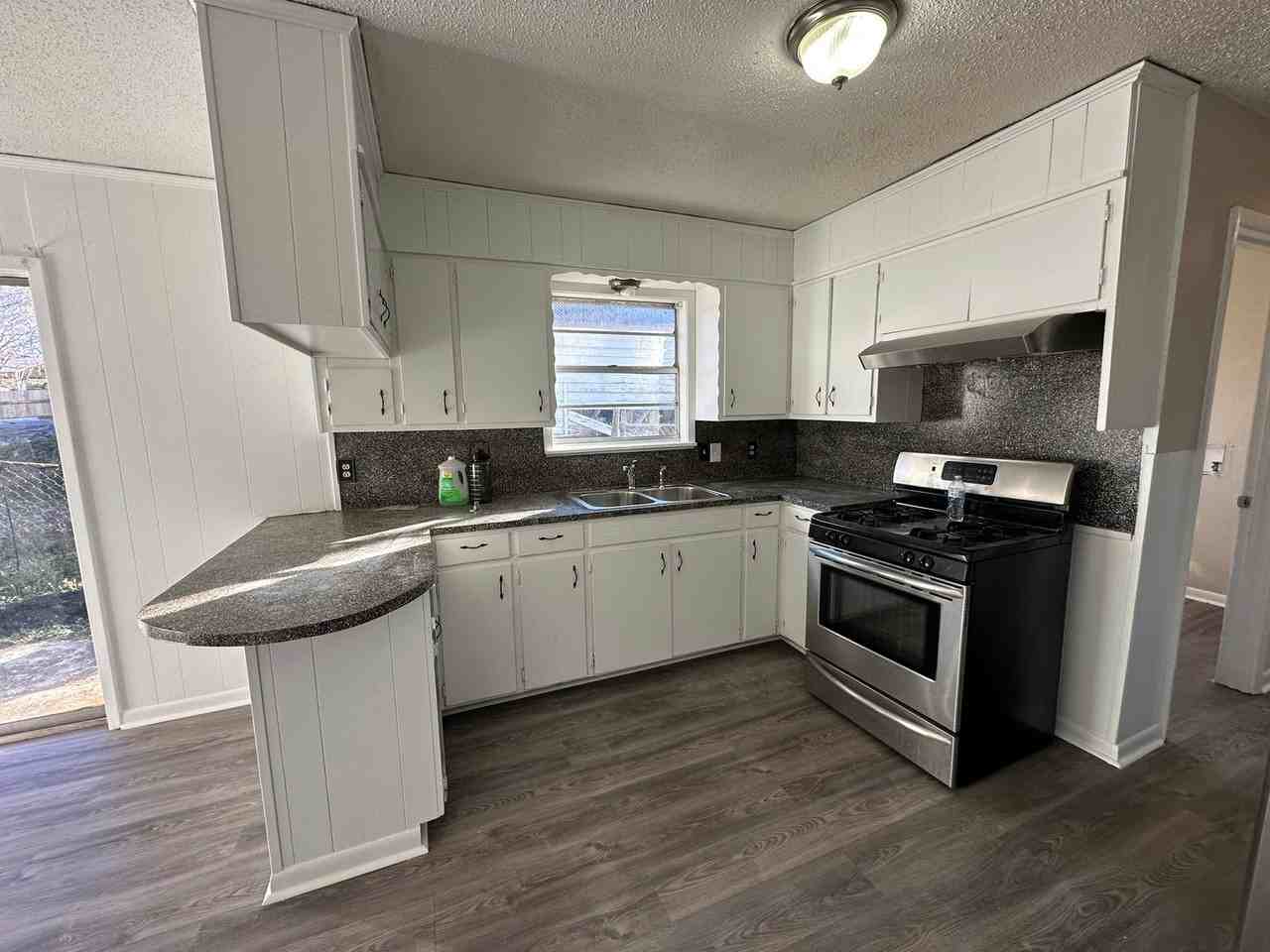 1921 N Carlyle Ave - Photo 3 of 21