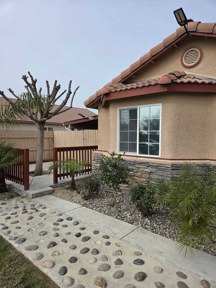 1572 Stinson Dr - Photo 3 of 6