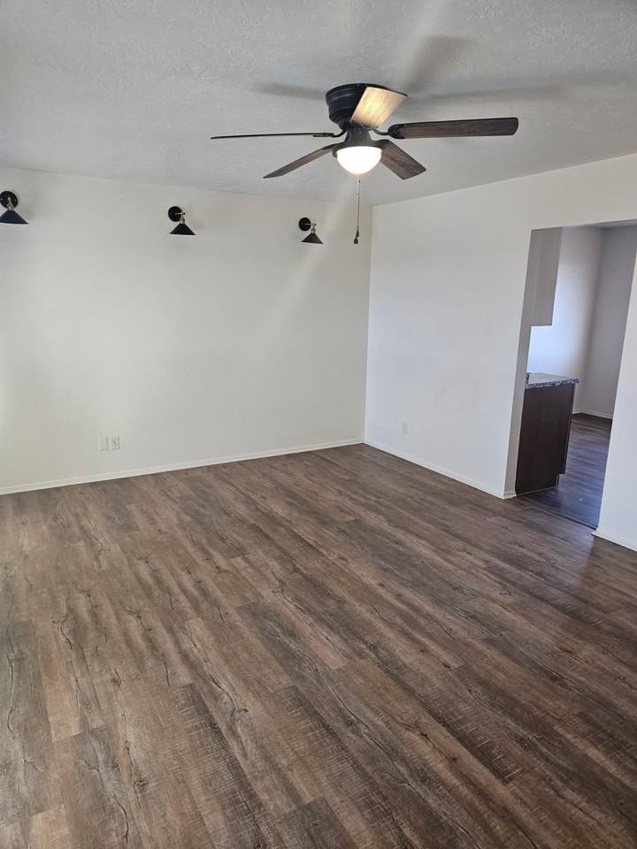 984 S Knox Dr - Photo 3 of 7