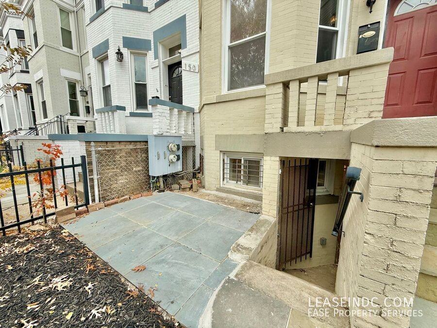 152 R St Ne #B - Photo 2 of 17