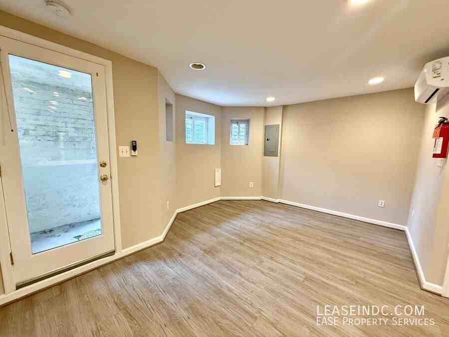 152 R St Ne #B - Photo 5 of 17