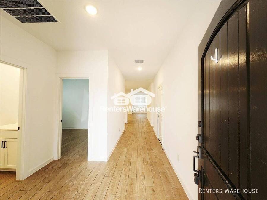 8430 Bay Ridge Cir - Photo 4 of 28