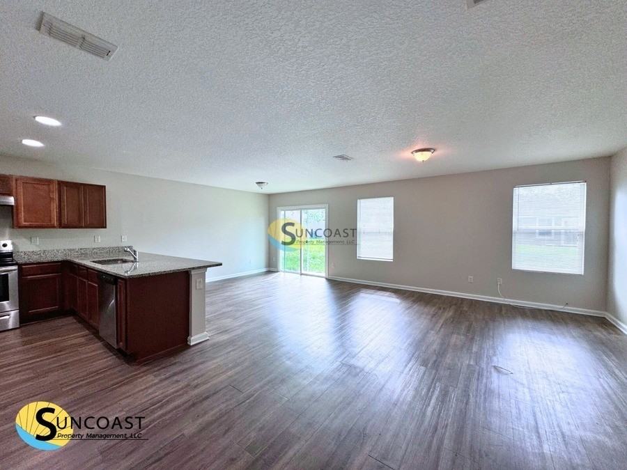 8048 Hastings St - Photo 4 of 21