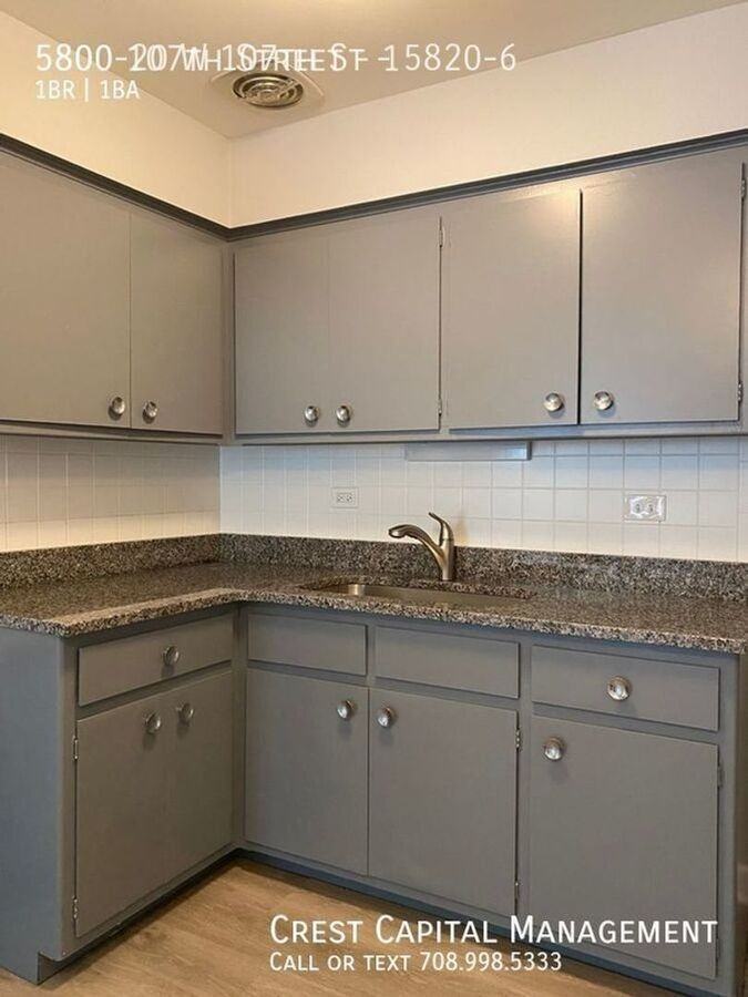 5820 107th St #4 - Photo 2 of 9