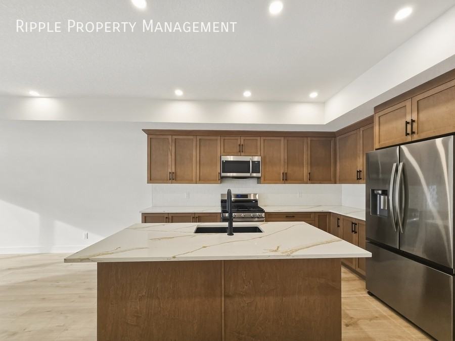 2616 28 Ave Sw #2616UPPER - Photo 3 of 27