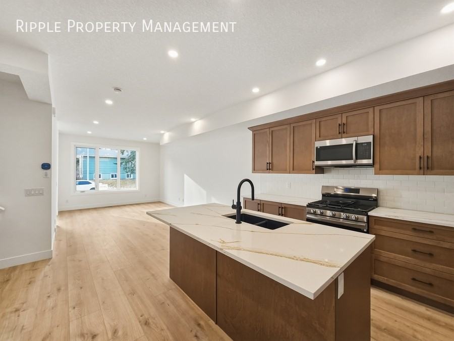 2616 28 Ave Sw #2616UPPER - Photo 4 of 27