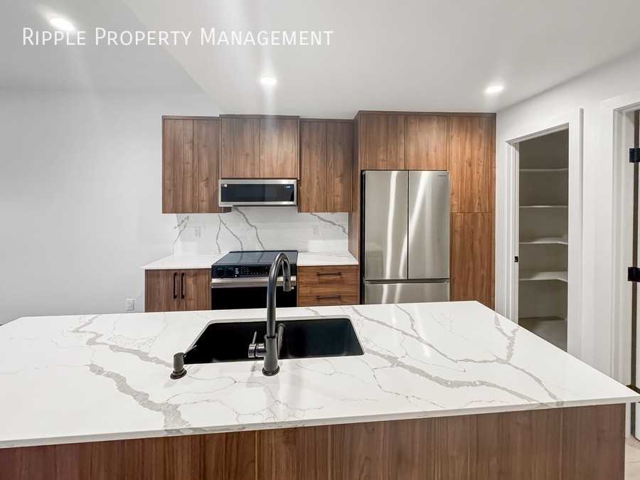 83 Coulee Cres Sw - Photo 3 of 11